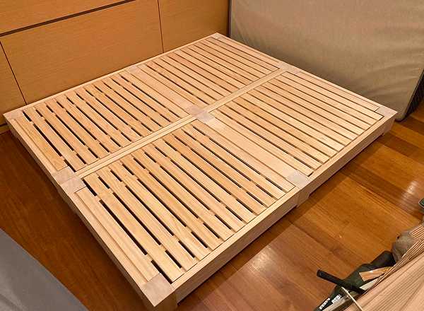 檜で制作したオーダーメイドのベッドをつなげた様子