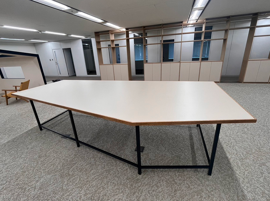 企業様のテーブルとシェルフ